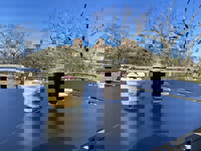 2 stk gammeldags æblekage med 2 stk valgfri varm drik